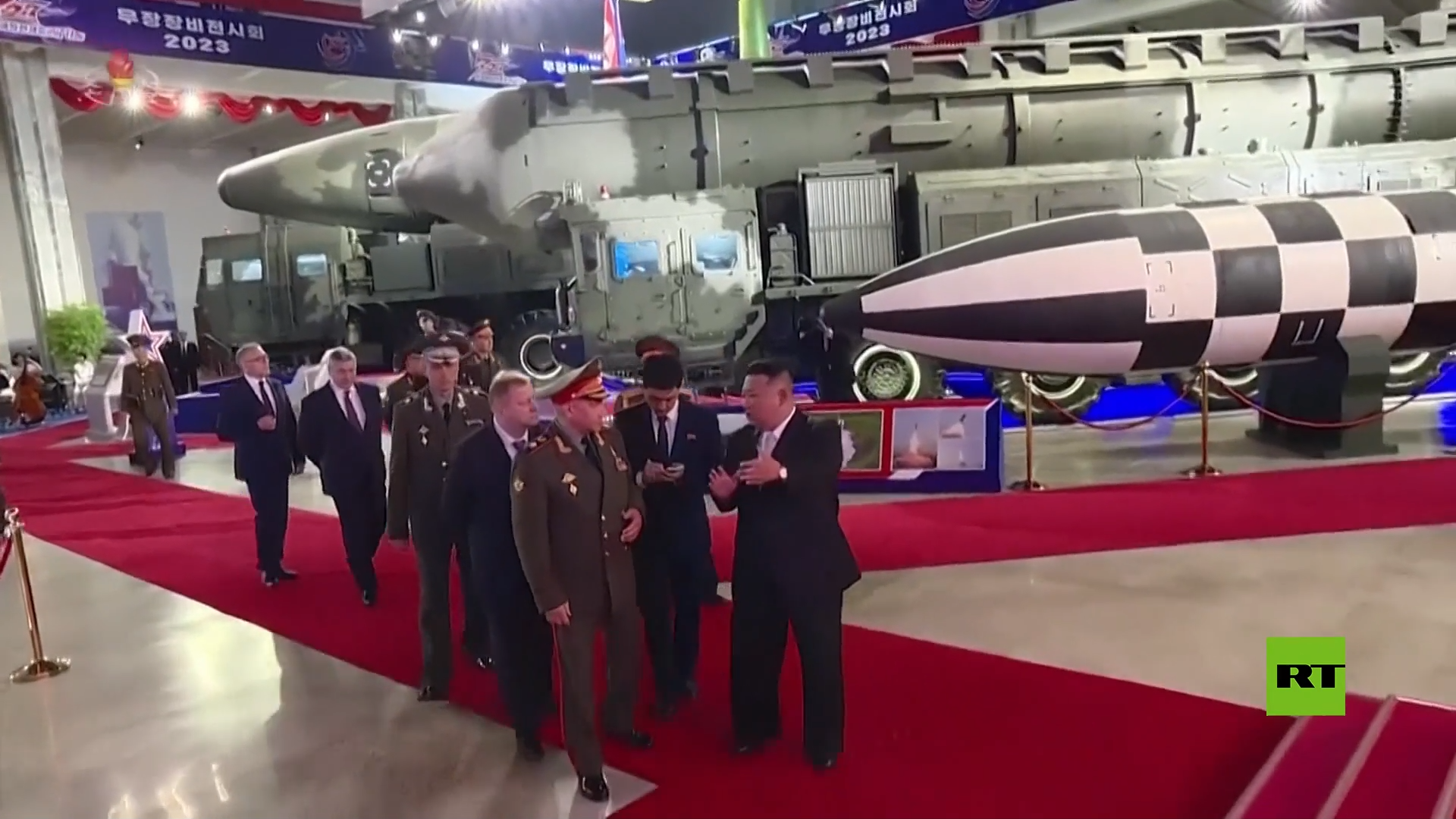 كيم جونغ أون وشويغو يزوران معرضا لأحدث الأسلحة الكورية الشمالية