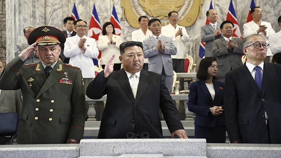 شويغو يحضر عرضا عسكريا في كوريا الشمالية ويودع زعيمها (صور)