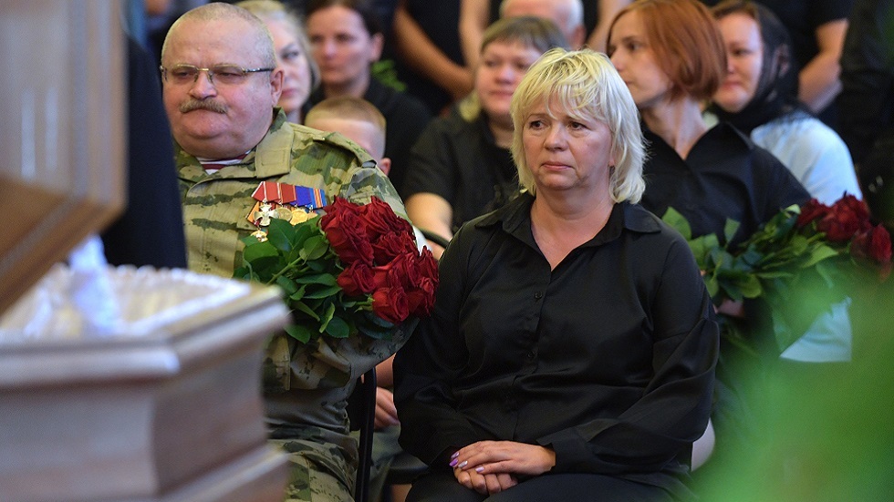 والدة المراسل العسكري الروسي الراحل جورافليوف تستلم وسام الشجاعة الممنوح له
