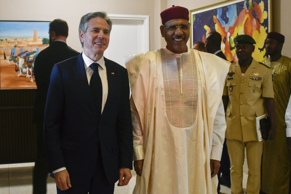 واشنطن تعد رئيس النيجر المحتجز باستعادة الحكم الديمقراطي في البلاد