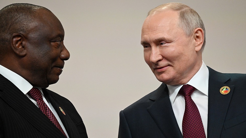 الرئيس الروسي فلاديمير بوتين ورئيس جنوب إفريقيا سيريل رامافوزا خلال القمة الروسية الإفريقية في سان بطرسبورغ