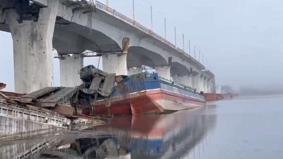 القوات الروسية تدمر مواقع أوكرانية قرب جسر أنتونوفسكي (فيديو)
