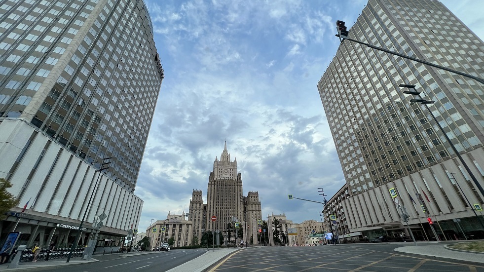 الخارجية الروسية: كييف ترفض الوساطة وتتمسك بتوجيه إنذارات لروسيا بغلاف منمق