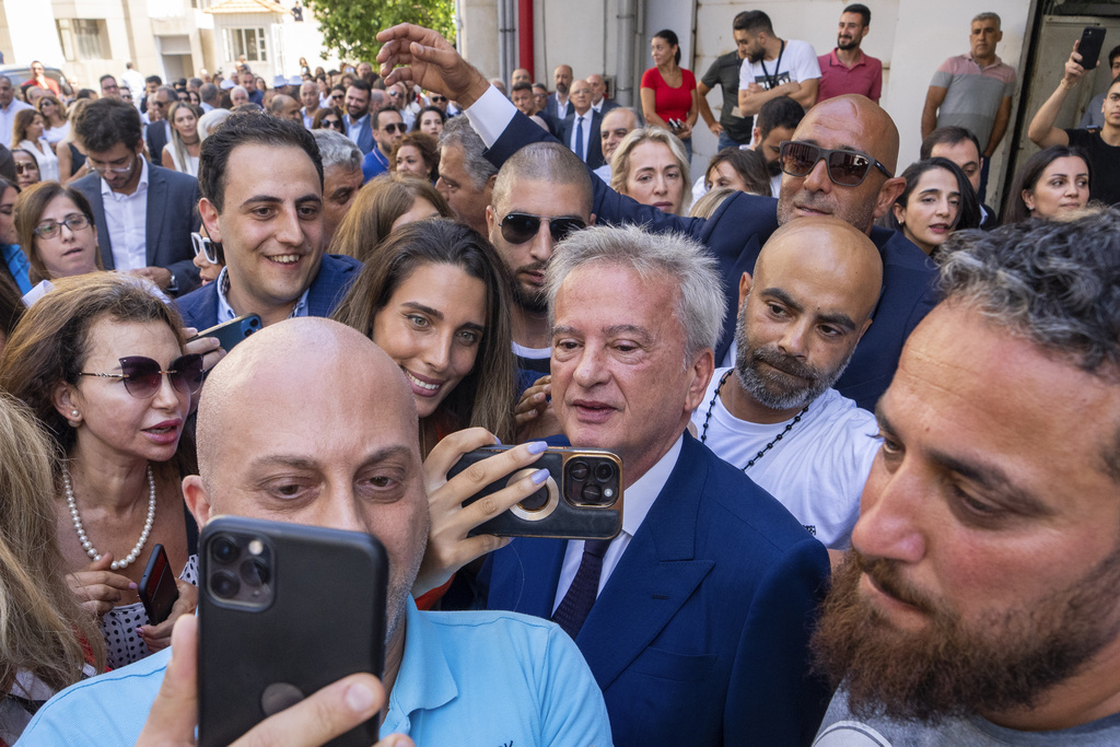 بزفة عريس.. حفل وداع لرياض سلامة