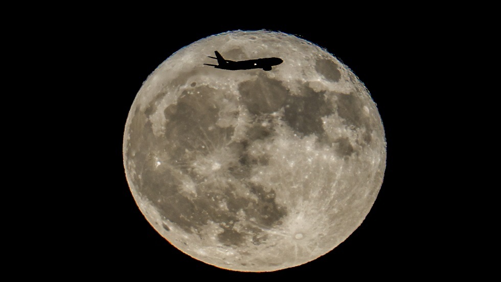 القمر العملاق يظهر في سماء موسكو اليوم!