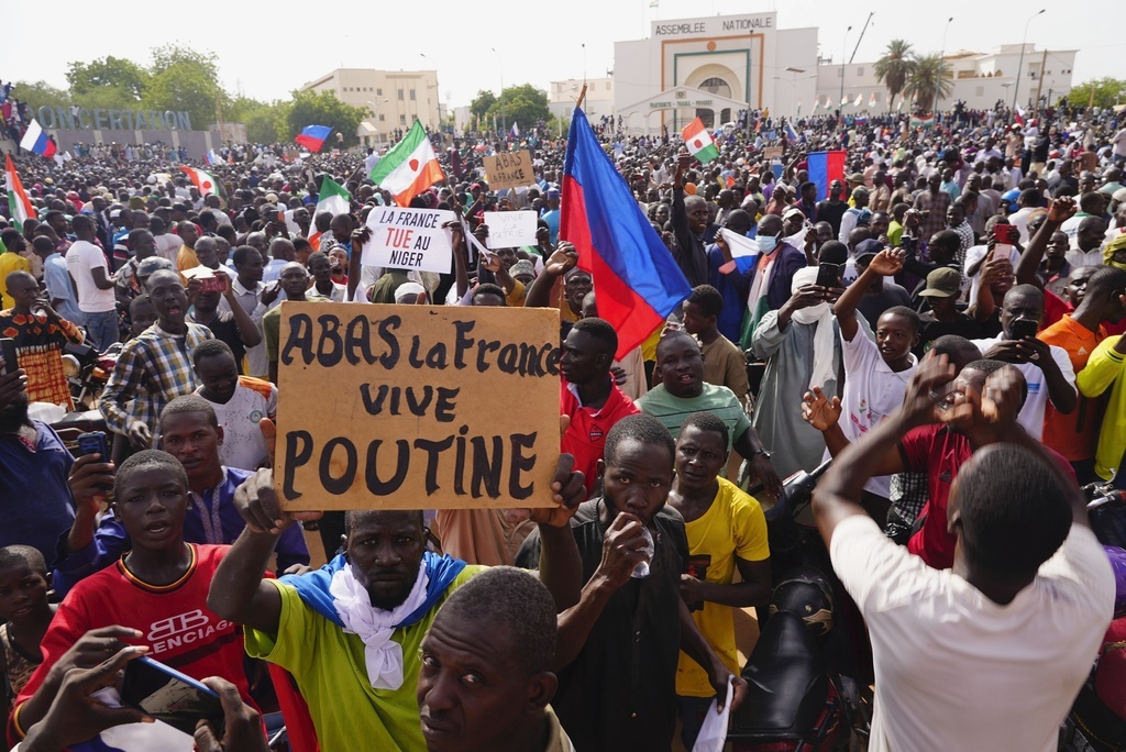 انقلابيو النيجر يحتجزون 4 وزراء وزعيم الحزب الحاكم