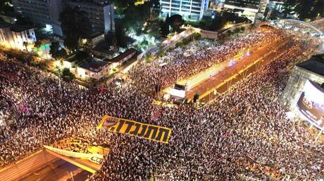 للأسبوع الـ26 تواليا.. مئات الآلاف يتظاهرون في تل أبيب ضد خطة نتنياهو لإصلاح القضاء