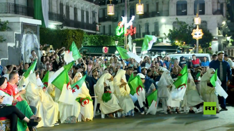 احتفالات في شوارع العاصمة الجزائرية بمناسبة عيد الاستقلال الـ61