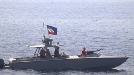 البحرية الأمريكية: الحرس الثوري الإيراني يحتجز سفينة تجارية في المياه الدولية في الخليج