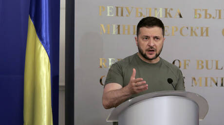 زيلينسكي يشكو من رفض بلغاريا تقديم الأسلحة لأوكرانيا