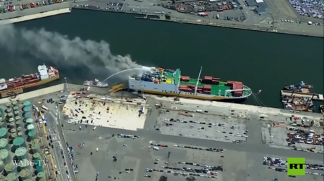 لقطات جوية لحريق يبتلع سفينة شحن أمريكية عليها آلاف السيارات