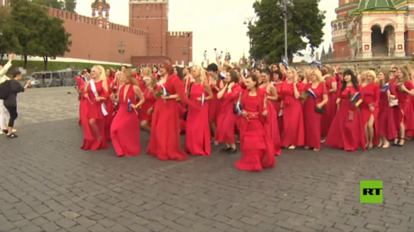 حطمن رقما قياسيا.. 178 امرأة يجتمعن مرتديات فساتين حمراء وسط موسكو