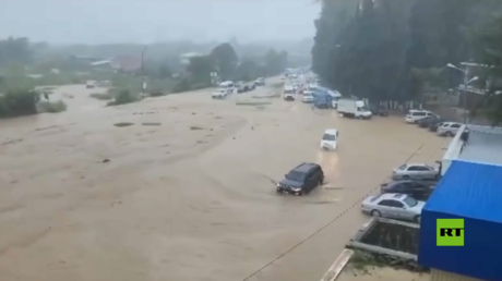 فيضانات تجرف السيارات وتغمر الشوارع في أبخازيا