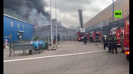 بالفيديو.. حريق مهول في مستودع جنوب موسكو