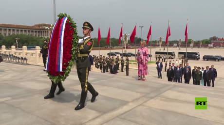 بالفيديو.. رئيسة مجلس الاتحاد الروسي تضع الزهور أمام نصب أبطال الشعب في بكين