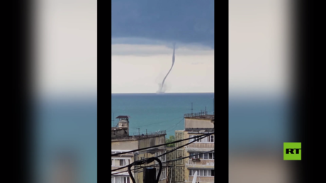 بالفيديو.. عواصف رعيدة تضرب ساحل سوتشي الروسية