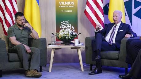 بايدن مازحا: أوكرانيا ستلتحق بالناتو بعد ساعة وعشرين دقيقة