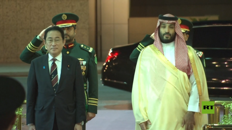بالفيديو.. مراسم استقبال محمد بن سلمان لرئيس الوزراء الياباني في جدة