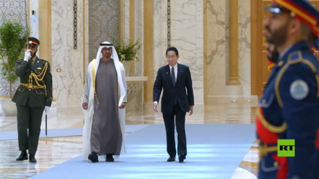 محمد بن زايد آل نهيان يستقبل رئيس وزراء اليابان في قصر الوطن