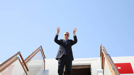من قمرة القيادة.. أردوغان يتابع هبوط طائرته بمطار أرجان بقبرص التركية لأول مرة بعد تجديده (فيديو)