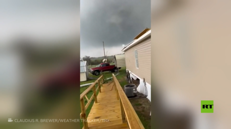 بالفيديو.. إعصار مدمّر يعيث بولاية كارولينا الشمالية الأمريكية