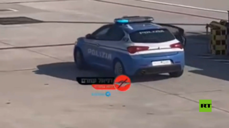 شاهد.. إسرائيلي يقفز من سيارة شرطة بعد تسببه بهبوط طائرة اضطراريا في إيطاليا