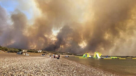 اليونان.. إجلاء 2000 شخص بينهم سياح بسبب الحرائق المهولة بجزيرة رودس