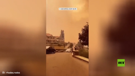 اليونان.. مشاهد رهيبة لحرائق الغابات تقترب من الفنادق في جزيرة رودوس