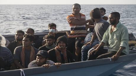 اليونان.. اعتقال شخصين هربا مهاجرين إلى جزيرة منكوبة بالحرائق
