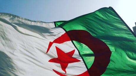وصول الوفد الجزائري برئاسة رئيس الوزراء إلى بطرسبورغ للمشاركة في قمة 
