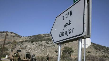 شبان لبنانيون يجتازون الحدود عند قرية الغجر ويرفعون علم حزب الله (صورة + فيديو)