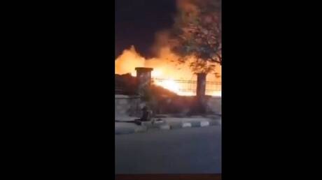 مصر.. حريق بمحيط معبد الكرنك (صور + فيديو)