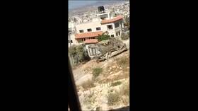 جرافة إسرائيلية تدمر الشارع الواصل بين حيي الهدف والجابريات غرب جنين (فيديو)