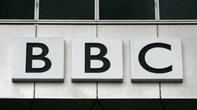 الحكومة البريطانية تتحقق من فضيحة مقدم برامج في قناة بي بي سي