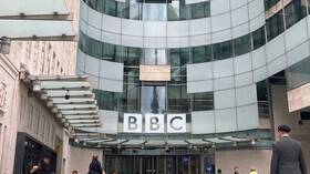 بي بي سي تدافع عن رفضها كشف هوية مذيع بارز لديها متهم بالتحرش