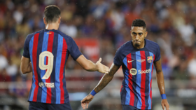 مدرب برشلونة يحسم موقفه من انتقال رافينيا للدوري السعودي