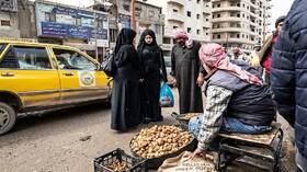ظهر حاملا رأسا مقطوعة في الرقة بسوريا.. إسبانيا تحاكم مغني راب مصري بريطاني بسبب انتمائه لـ