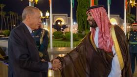 ولي العهد السعودي يستقبل الرئيس التركي في قصر السلام بجدة (صور + فيديو)