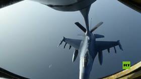 شاهد.. تزويد مقاتلات أمريكية بالوقود فوق مضيق هرمز