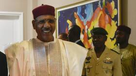 أول تصريح علني لرئيس النيجر بعد تمرد عسكريين ضده