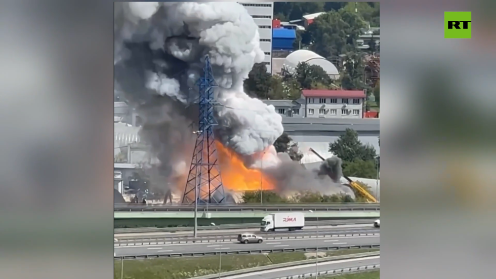 حريق هائل يلتهم ورشة بناء في ضواحي موسكو