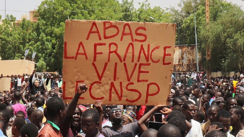 خبراء يتحدثون عن فداحة النكسة الجديدة التي لحقت بماكرون بعد أحداث النيجر
