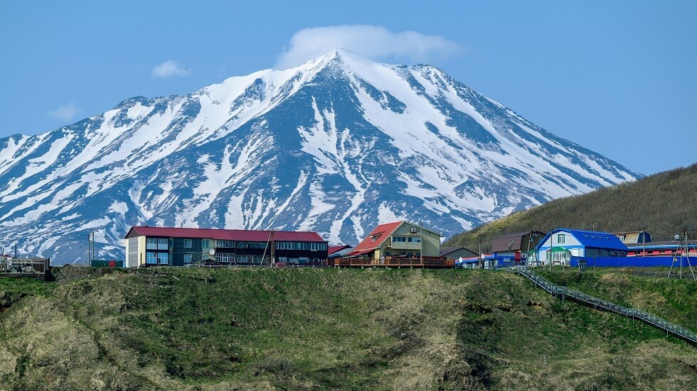 بركان إيبيكو في جزر الكوريل الروسية ينفث رماده على ارتفاع 3 كم