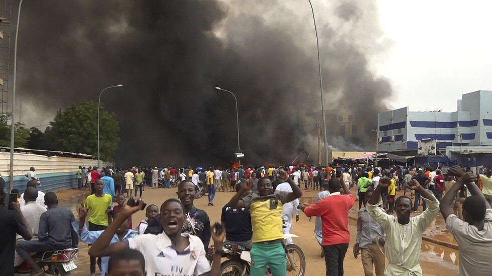 فرنسا تحذر وبريطانيا تخفض عدد موظفي سفارتها في النيجر