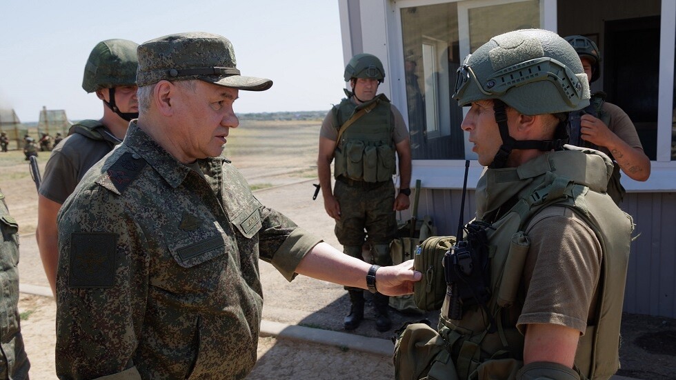 شويغو يعاين سلاحا غربيا جديدا اغتنمته القوات الروسية (فيديو)