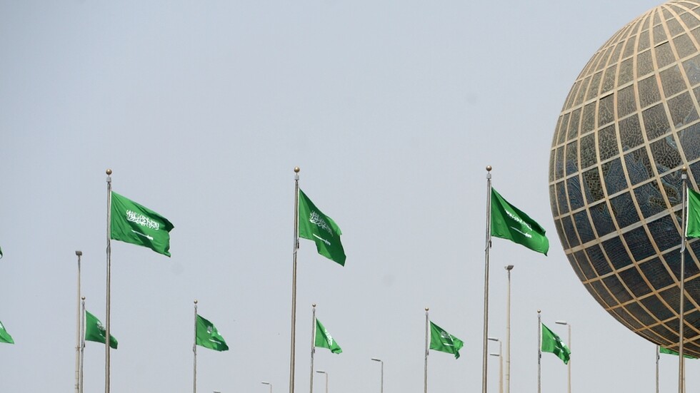 بعدما فقد كل أسرته.. الناجي الوحيد من حادث طريق "قريضة الزراعي" يغادر المستشفى بالسعودية