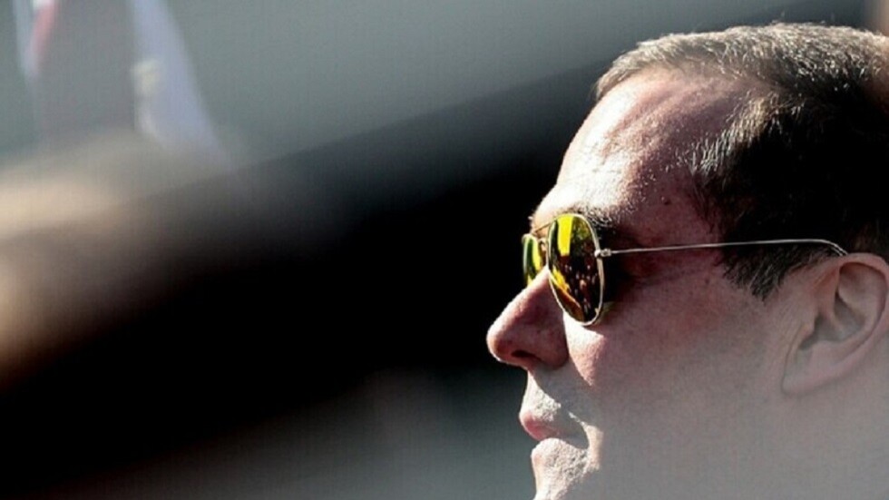 رغم العقوبات والحرب الهجينة ضدها.. مدفيديف يكشف عن مؤشر اقتصادي مهم في روسيا