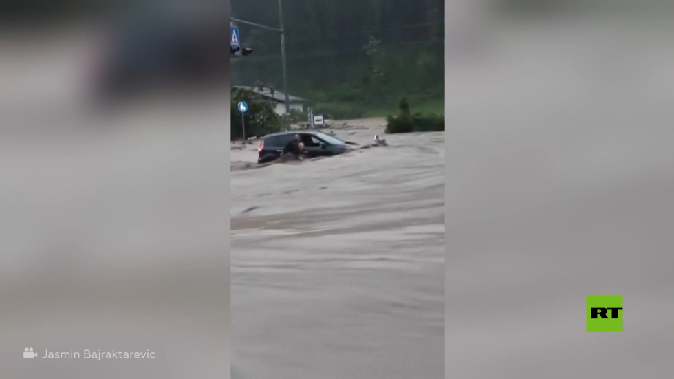 إنقاذ امرأة عالقة في سيارة مغمورة بمياه فيضانات اجتاحت سلوفينيا