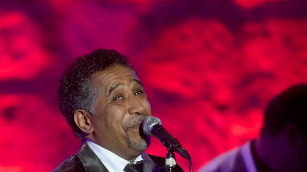 الشاب خالد يحيي حفلا بالزي السعودي ويثير تفاعلا كبيرا (فيديوهات + صور)