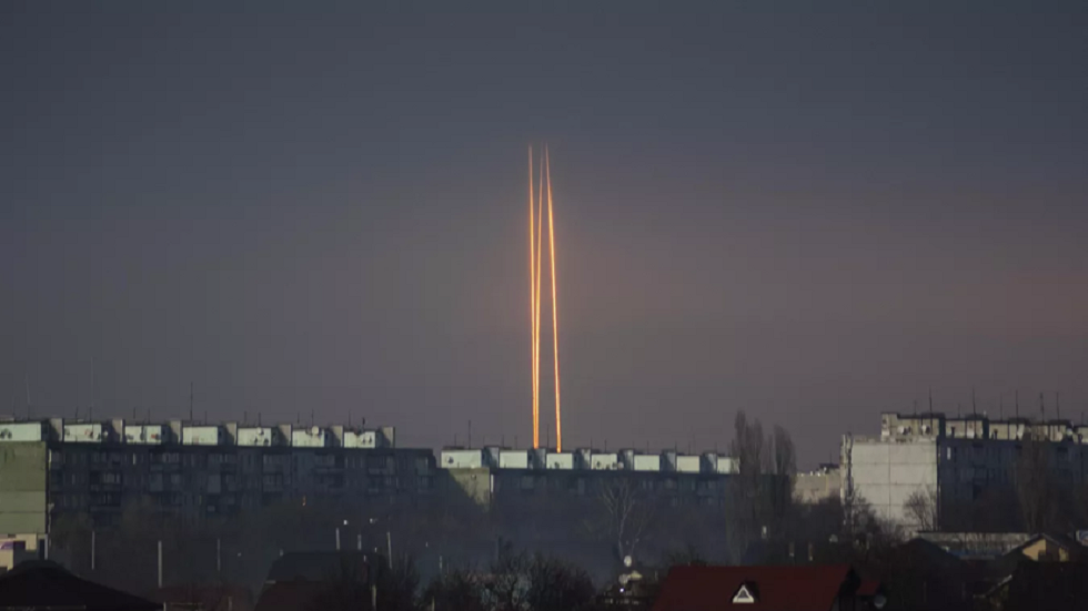 وسائل إعلام: مجموعتا صواريخ باليستية من طراز "إسكندر" تستهدفان كييف (فيديو)